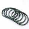 Un brazalete de jade jade de Hetian de Xinjiang de buena calidad, brazalete fino redondo, brazalete de jade vivo, brazalete de jade verde oscuro