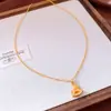 Collar Ajustable de Moneda Platedo en Oro Real con Ponis Plisados, Cadena para Suéter con Diseño de Año Zodiacal, Accesorio Exquisito y Versátil