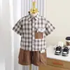 Conjunto de Verão para Meninos Conjunto de Manga Curta de Verão para Bebês 2026 Novo Estiloso Camisa Xadrez Conjunto de Duas Peças para Crianças Pequenas Roupa Moderna para Bebês