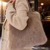 Bolsa Fofa de Pelúcia Versátil 2025 Nova Moda Ombro Único Textura Elegante Manual Bolsa Tote de Pelo Alto Aparência