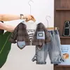 Traje casual estilo coreano para niños, edades de 1 a 5 años, nueva colección de otoño, manga larga, con capucha, estampado a cuadros con tema de coche, conjunto de tres piezas
