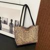 Bolsa Tote Simples Estampada de Leopardo de Grande Capacidade Tendência Nova Chegada Outono e Inverno 2024 Moda de Ombro Único para o Dia a Dia Bolsa de Axila