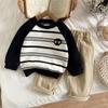 Conjunto Casual de Suéter para Niños Niños Pequeños Ropa Infantil Primavera 2025 Nuevo Tesoro de Hombre Deportivo Rayas Cuello Alto Conjunto de Dos Piezas