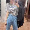 Verão 2025 Estilo Coreano Nova Camiseta Solta Curta Cropped com Estampa de Letras e Barriga à Mostra, Blusa de Manga Curta Super Popular para Mulheres