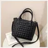 Bolso Tejido Artesanal de Alta Gama con Textura para Mujer, Nuevo Modelo 2025 Elegante Bolso de Cesta con Doble Asa y Colgante