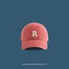 Gorra con visera de etiqueta R de copa suave estilo japonés bordada protección solar estilo coreano gorra de béisbol para hombres y mujeres en todas las estaciones mostrando rostro pequeño sistema de color dopamina