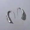 Brincos de Gancho de Metal Vazado Minimalista em Forma de Gota d'Água para Mulheres Brincos Únicos Modernos Leve Luxo Alto Padrão Temperamento Brincos Versáteis
