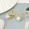 Pendientes Pequeños Luo Chen de Venta Caliente Transfronteriza, Incrustación Cruzada de Perlas Artificiales, Simples, Modernos, Exquisitos, Versátiles Pendientes de Botón para Mujer