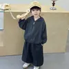 Conjunto de outono para meninos 2026 novo estiloso e moderno streetwear infantil jaqueta e moletom conjunto de três peças