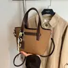Bolsa Pequena Retrô para Mulheres no Outono e Inverno, Versátil Moda Nova 2025 Bolsa Transversal de Ombro Único, Bolsa Balde Satchel Popular Ins