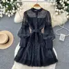 Vestido estilo lanterna de corte francês para mulheres, coleção outono 2026, com detalhe de amarração na cintura, bordado vazado e silhueta em A, criando um visual elegante