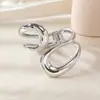 Pulsera Europea y Americana Hueca Asimétrica Doble Anillo Aleación Nicho Geométrico Simple Anillo Pulsera para Mujer Lujo Ligero Gama Alta Simple