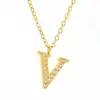 Comercio exterior transfronterizo popular collar de 26 letras colgante de acero de titanio moda europea y americana cadena de clavícula simple venta al por mayor de joyería de fábrica