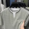 Nueva camiseta de manga corta de verano para hombre, casual y versátil, top a rayas de corte holgado para hombres jóvenes y de mediana edad, marca de moda