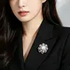 Broche de Flor de Pérola de Água Doce Delicado e Luxuoso, Cobre com Banho de Ouro Real, Zircônia Microincrustada, Novo Broche Exquisito de Luxo Leve para Mulheres