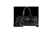 Bolso versátil de moda transfronterizo 2026 Yuezhi nuevo bolso cuadrado pequeño con remaches bolso de hombro bolso cruzado de alta gama