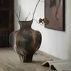 Jarrón de flores irregular estilo chino inspirado en Zen en negro y marrón con un diseño texturizado y angular, adecuado para la entrada de una casa de huéspedes, exhibición de arte con ramas secas, y viene con envío gratuito