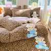 Conjunto de Roupa de Cama de Lã de Leite Classe A Quatro Peças Desenho Animado Bordado de Toalha Outono e Inverno Capa de Edredom Espessa Colcha Conjunto Quente de Três ou Quatro Peças