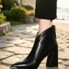 Botines de punta afilada en forma de V para mujer, con cremallera trasera, adorno metálico en la punta para realzar la forma del pie y un diseño versátil adecuado para otoño e invierno.