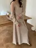 Conjunto de suéter casual estilo coreano 2026 outono e inverno novo conjunto de três peças de tricô com regata, cardigã e saia para mulheres