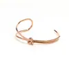 Nuevo pulsera de titanio de estilo frío ins de nicho de Corea del Sur, pulsera de titanio de acero con nudos irregulares, joyería de mano simple de moda
