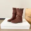 Foto real~ Botas western de cowboy vintage para mulheres, novo estilo outono e inverno 2026, botas de cano médio slip-on de camurça com bico redondo para mulheres