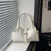 Bolsa Tote Popular de Cor Lisa para Mulheres Verão 2026 Temperamento Fivela de Cinto de Verão Nova Moda para o Trabalho Ombro Único Sob o Braço