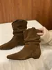 Botas de Cano Curto Ocidentais Apontadas Estilo Retrô de Hong Kong First Encounter Season para Mulheres, Moda Outono/Inverno 2026 Botinhas Versáteis de Salto Baixo