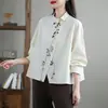 Toma real de una camisa casual de moda de talla grande de corte holgado con bordado, mangas cortas irregulares, estilo japonés, camisa versátil de nicho de manga larga, moderna