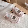 Tênis Esportivo Infantil da Moda 2026 Novos Sapatos de Verão Infantis Sola Macia Sapatos de Princesa Estilosos Sapatos Casuais para Meninas