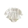 Roupas para bebês recém-nascidos, coleção outono 2026: macacão estiloso de manga longa com acabamento em renda e design estilo princesa, adequado para bebês meninas