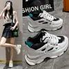 Zapatillas de papá para mujer 2025 primavera y otoño nuevas versátiles de suela gruesa que realzan la altura transpirables casuales deportivas tenis blancos