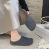 Mules vintage de couro genuíno de nicho para mulheres, novo estilo de verão 2026, mules preguiçosos slip-on com salto plataforma e bico fechado