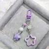 Hebilla de puerta G05 nuevo acrílico hueco brillante estrella de cinco puntas llavero para coche colgante crema dos colores campanilla a juego