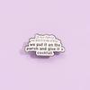 Nuevo broche con forma de letra en blanco y negro de dibujos animados lindo de comercio exterior transfronterizo, personalidad creativa, accesorios en inglés, insignia de metal
