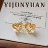 Nuevos Pendientes de Corazón Hueco con Forma de Diamante y Perla de Estilo de Moda Europeo y Americano con un Toque de Lujo Ligero y de Alta Gama, Pendientes con Aguja de Plata 925 para Mujer