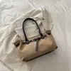 Bolso de mano vintage de gamuza mate transfronterizo, de alta gama, bolsa tipo tote de gran capacidad con detalles de cuentas de madera, adecuado para ir al trabajo, estilo femenino, directo de fábrica