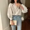 Nuevo estilo primavera temprana 2026, top interior suelto retro francés, cuello redondo, manga tres cuartos, camisa blanca para mujer