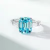 Anillo de Plata de Ley S925 para Mujer con Aguamarina de Corte Esmeralda, Circonita 5A, Anillo de Diamante de Alto Carbono, Diseño de Nicho con un Sentido de Sofisticación