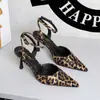 Zapatos de tacón de aguja huecos sexys estilo europeo y americano para mujer 8381-A3, punta fina, corte bajo, satén de alta calidad, tira en el talón abierto