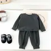 Conjunto Quente de Pelúcia para Bebê Outono Inverno Novo Conjunto de Duas Peças Liso de Manga Longa para Bebê Roupa de Casa Roupa Íntima com Forro de Fleece para Crianças