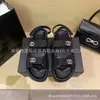 Sandálias de Velcro Xiaochangfeng Versão de Luxo em Estoque para Mulheres, Modelo Novo 25, Sapatos Romanos de Solado Grosso, Sapatos de Praia com Fivela de Metal e Pérola