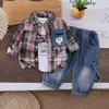 Conjunto de Três Peças de Camisa Xadrez Nova de Outono para Meninos Pequenos e Médios Estilo Coreano Conjunto Jeans Tie-Dye Roupa de Outono Legal para Bebê Rogue