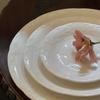 Hermoso plato de postre occidental de cerámica con textura alta y relieve súper hermoso, plato de cena blanco hermoso en stock al por mayor