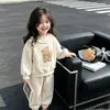 Conjunto estiloso e super fofo para meninas, novo modelo outono 2026, moletom com estampa de urso de desenho animado infantil e calça de moletom