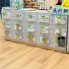 Bolsas colgantes transparentes para organizar el rincón de lectura en un jardín de infantes, bolsas transparentes para materiales de diseño ambiental y una decoración de pared temática para mostrar mensajes
