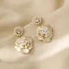 Brincos de Tarraxa Flor de Pérola com Gotejamento de Óleo Elegantes e Estilosos, Moda de Luxo Leve, Brincos Simples e Versáteis, Acessórios de Orelha Doces Únicos de Alta Qualidade