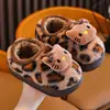 Lindas zapatillas de algodón para niñas con estampado de leopardo y gato estilo girly, zapatos peludos 3D de dibujos animados con suela suave para bebé, calzado para padres e hijos para invierno