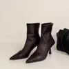 Botas femininas de couro macio estilo coreano para afinar a silhueta, bico fino, novas botas de moda curtas de salto alto com zíper traseiro, botas slim francesas