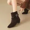 Botas femininas de tornozelo bico fino estilo retrô com aumento interno, novo estilo outono/inverno, cano curto, fivela de cinto, botas da moda com sola plana